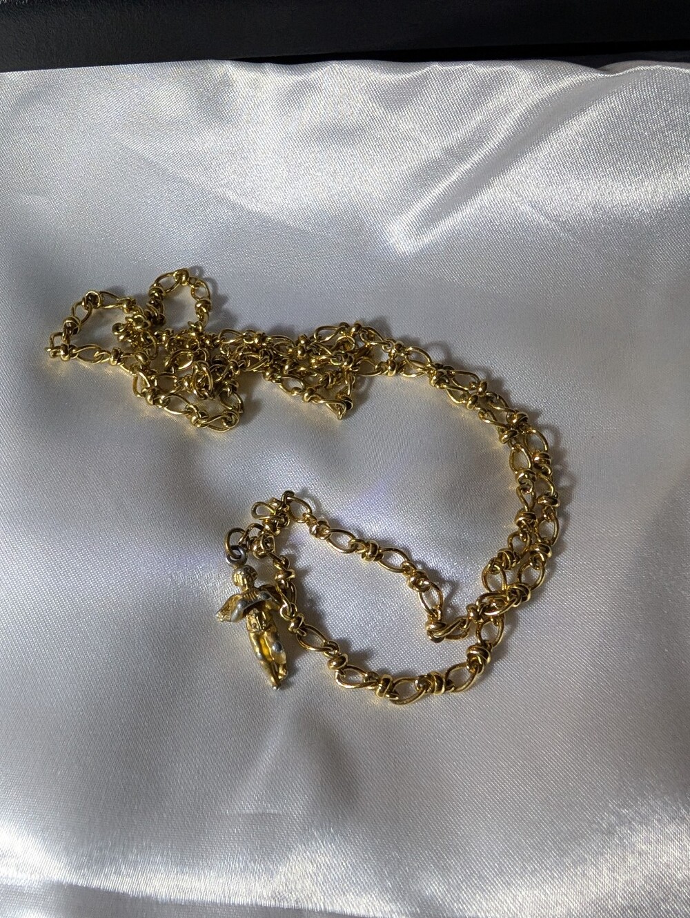 Vintage Gold Tone Textured Interlocking Link Chain Cherub Angel Necklace